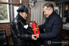 이상민 장관, 설 맞이 노인정 방문 격려