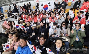 선수들 응원하는 유인촌 장관