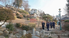 이화정 시설 둘러보는 강정애 장관