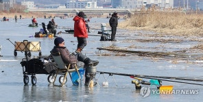 얼음낚시 즐기는 강태공들