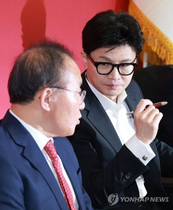 대화하는 한동훈 비대위원장과 윤재옥 원내대표