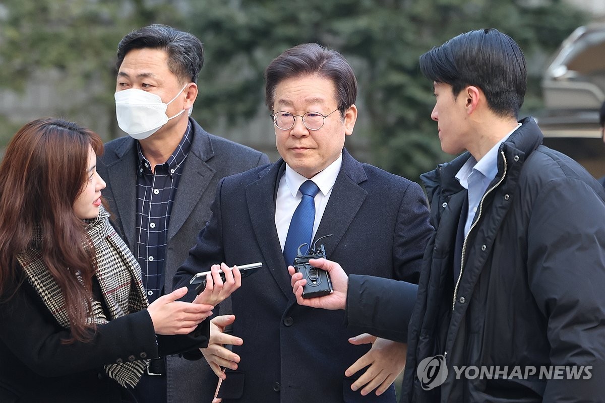 이재명 대표, 뇌물 혐의 1심 공판 진행 중…유순한 자세 속 법정 출석, 공정한 판결 기대