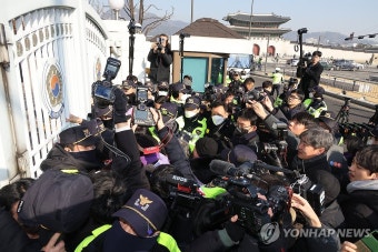 이태원참사특별법 공포 촉구하며 항의하는 유가족