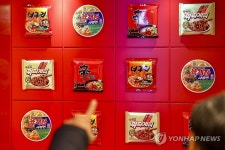 K라면 맛보세요…명동에 농심 브랜드존 매장 마련