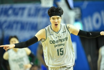 기뻐하는 DB 김종규