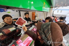 강남구 직거래 장터서 육류 구매하는 시민들