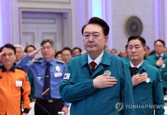 중앙통합방위회의서 국기에 경례하는 윤석열 대통령