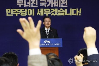 기자들 질문받는 이재명 대표