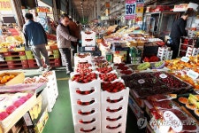 설 앞두고 분주한 농수산물시장