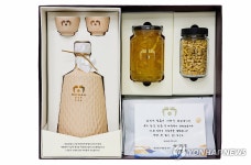 윤석열 대통령, 전통주와 손글씨 카드로 설 명절선물 전달