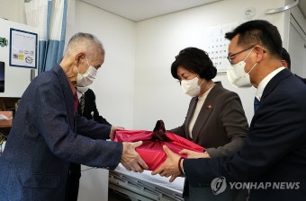 강정애 보훈장관, 설 맞아 이석규 애국지사 위문