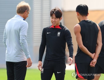 이야기 나누는 클린스만 감독과 이강인·정우영