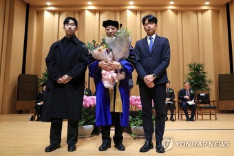 총학생회장과 기념 촬영하는 윤동섭 신임 총장
