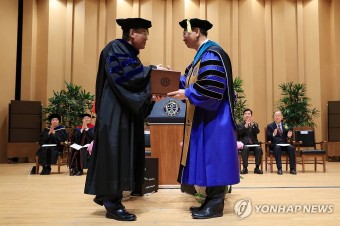 연세의 열쇠 전달받는 윤동섭 신임 총장