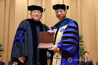 연세의 열쇠 전달받은 윤동섭 신임 총장