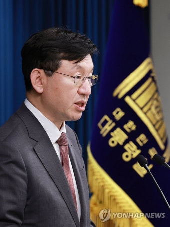 민생 토론회 브리핑 하는 성태윤 정책실장