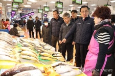 수산물 판매현황 및 물가 상황 살피는 노동진 수협중앙회장