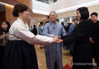 이상화 위원장 만난 유인촌 장관·장미란 2차관