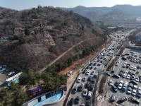 설 연휴 앞둔 묘지 입구는?