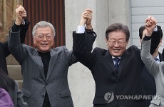 DP leader Lee visits ex-President Moon ahead of April elections