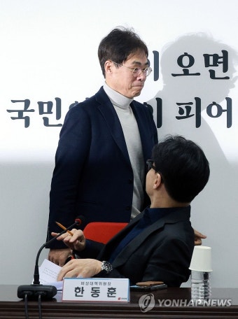 김경율 비대위원 바라보는 한동훈 위원장
