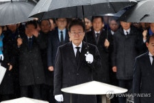 중대 발표 직전 5·18 묘지 참배