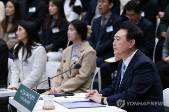 늘봄학교 관련 발표 듣는 윤석열 대통령