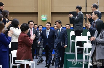 늘봄학교 민생토론회 입장하는 윤석열 대통령