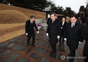 김대중 대통령 묘소 참배 마친 새로운미래 이낙연공동대표