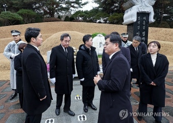 김대중 대통령 묘소 참배 마친 새로운미래 이낙연공동대표