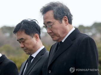 묵념하는 새로운미래 이낙연·김종민 대표