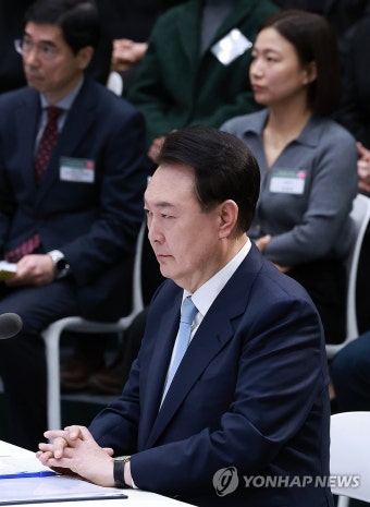 늘봄학교 추진 업무보고 내용 살피는 윤석열 대통령