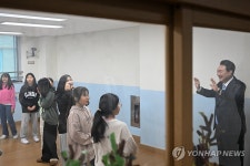 늘봄학교 참가 학생들과 인사하는 윤석열 대통령