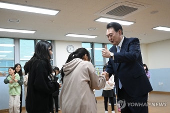 늘봄학교 참가 학생들과 인사하는 윤석열 대통령