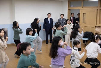 늘봄학교 방송댄스 프로그램 참관하는 윤석열 대통령