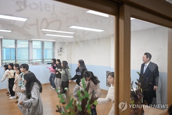늘봄학교 방송댄스 프로그램 참관하는 윤석열 대통령