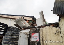 광주 쌍촌동 한 주택 지붕 무너져…인명피해 없어