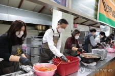 무료급식소 배식 봉사하는 이형일 통계청장