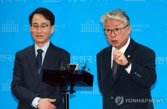 취재진 질문에 답하는 조응천-이원욱