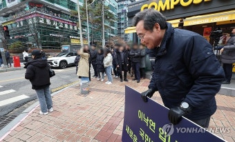 시민들에게 인사하는 이낙연 공동대표