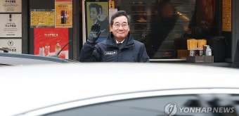 거리에 선 이낙연 공동대표