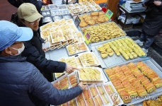 설 앞두고 장 보는 시민들