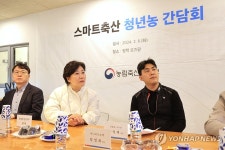 청년 축산농업인과 스마트축산 확산 방안 간담회 하는 송미령 장관