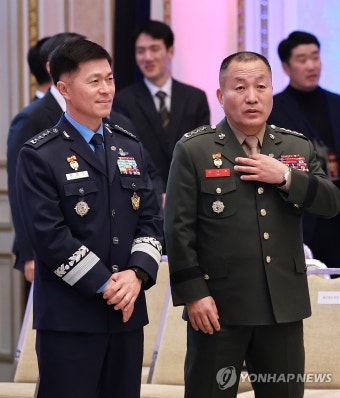 대화나누는 김계환 해병대사령관과 이영수 공군참모총장