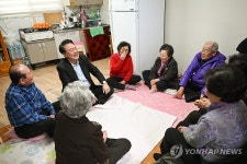 윤석열 대통령, 미등록 경로당에서 어르신들과 대화