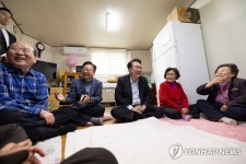 윤석열 대통령, 미등록 경로당에서 어르신들과 대화
