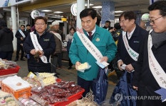 전통시장에서 장 보는 심규언 동해시장