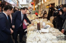윤석열 대통령, 설 앞두고 전통시장 찾아