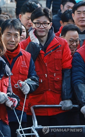 연탄 나눔 봉사 나선 한동훈 비대위원장