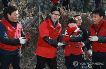 연탄 나눔 봉사 나선 한동훈 비대위원장